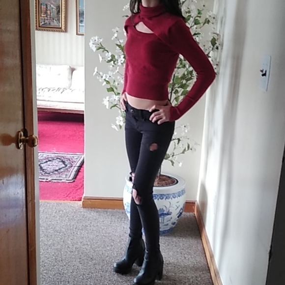 Maroon turtleneck crop top sweater - Picture 2 of 4